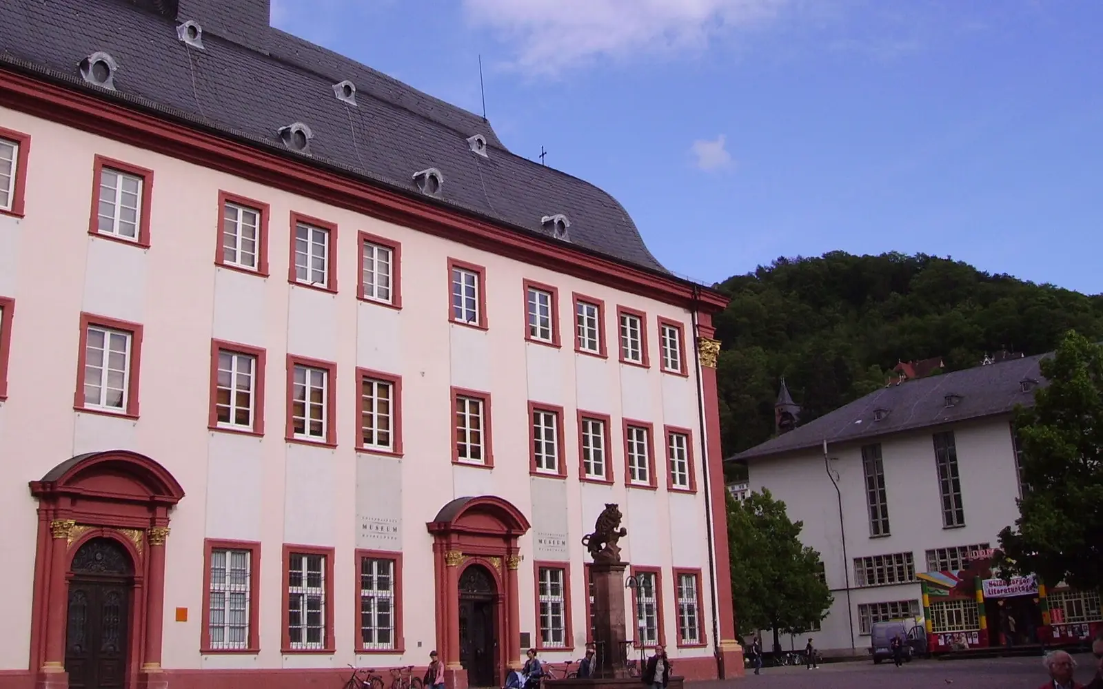Ancienne université de Heidelberg sur la place universitaire — étudier en Allemagne