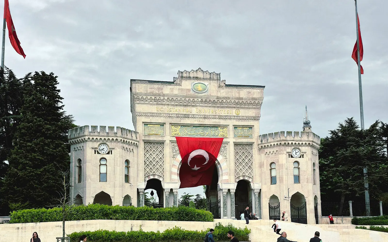 البوابة الرئيسية لجامعة إسطنبول — الدراسة في تركيا