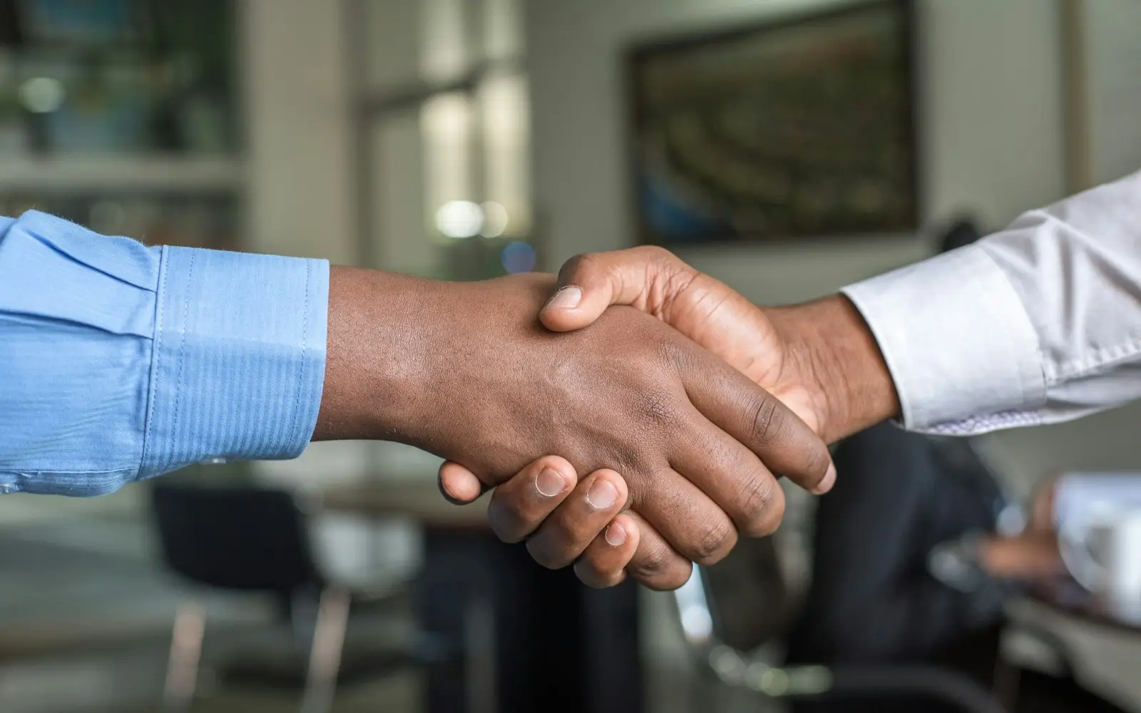 Poignée de main entre un conseiller et un étudiant — accompagnement RusStudy