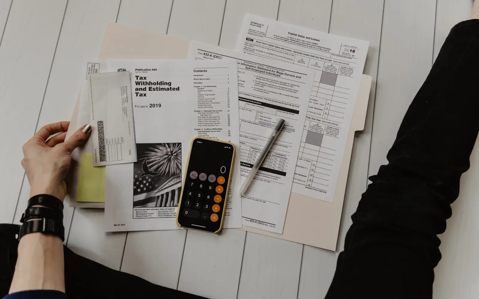 Calculatrice et documents de budget étudiant sur un bureau