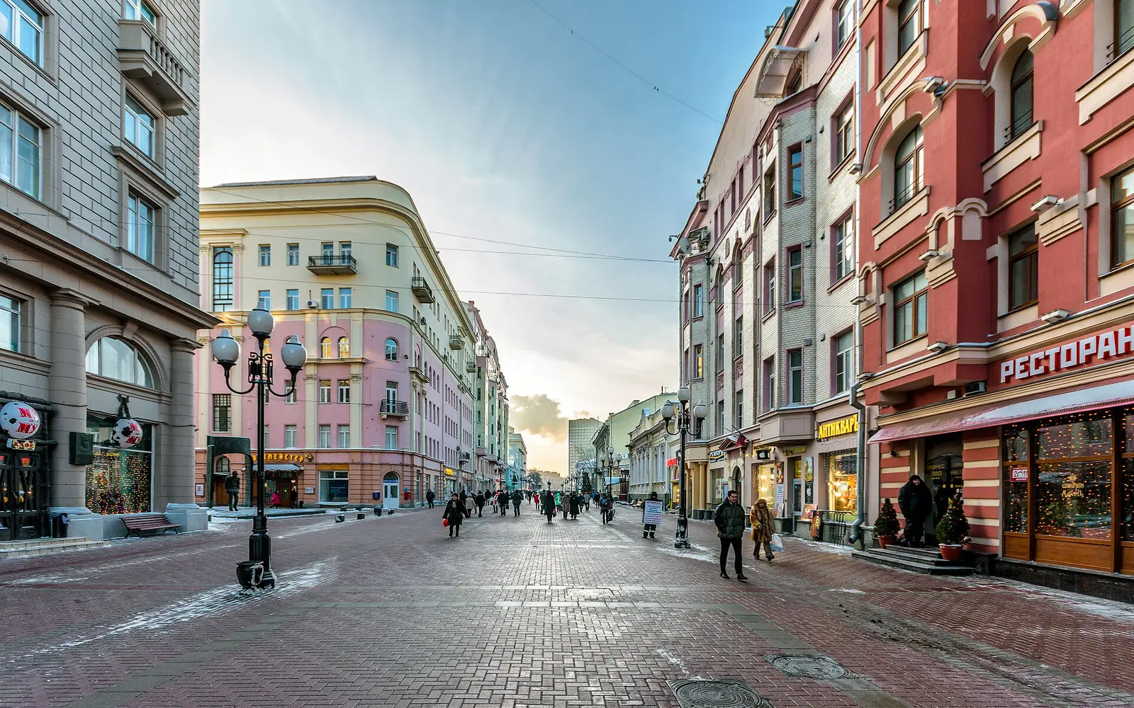 Rue piétonne de l'Arbat à Moscou en hiver, boutiques et passants