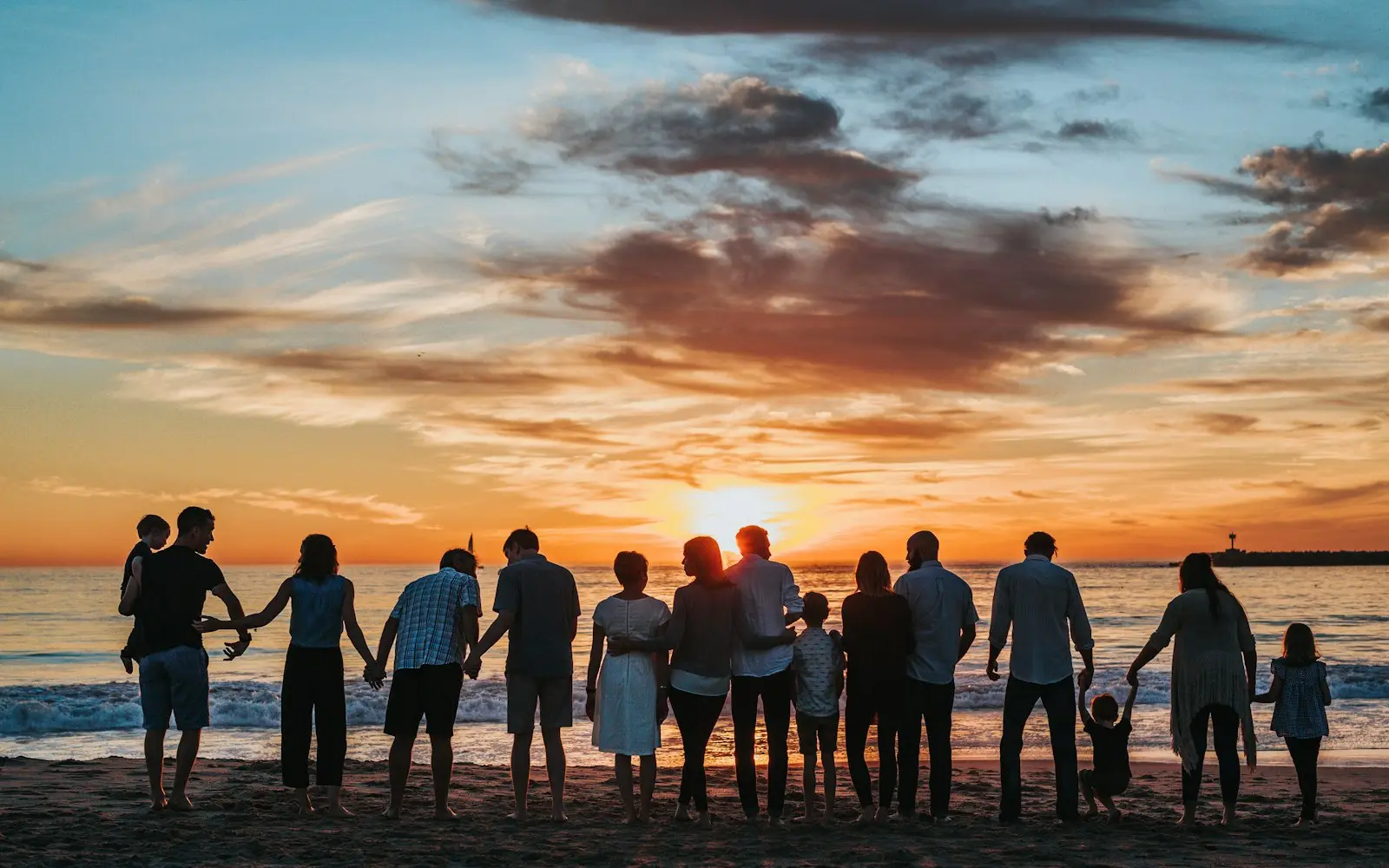 Famille réunie au coucher du soleil — la décision se prend ensemble