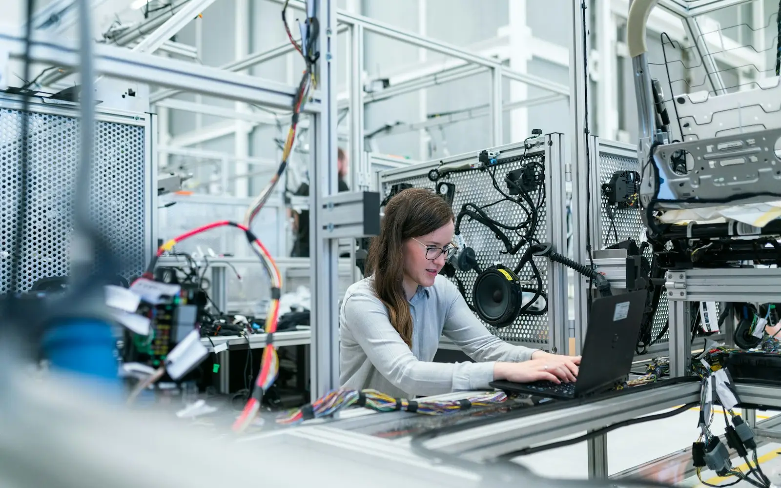 Ingénieure travaillant sur ordinateur dans un laboratoire d'assemblage