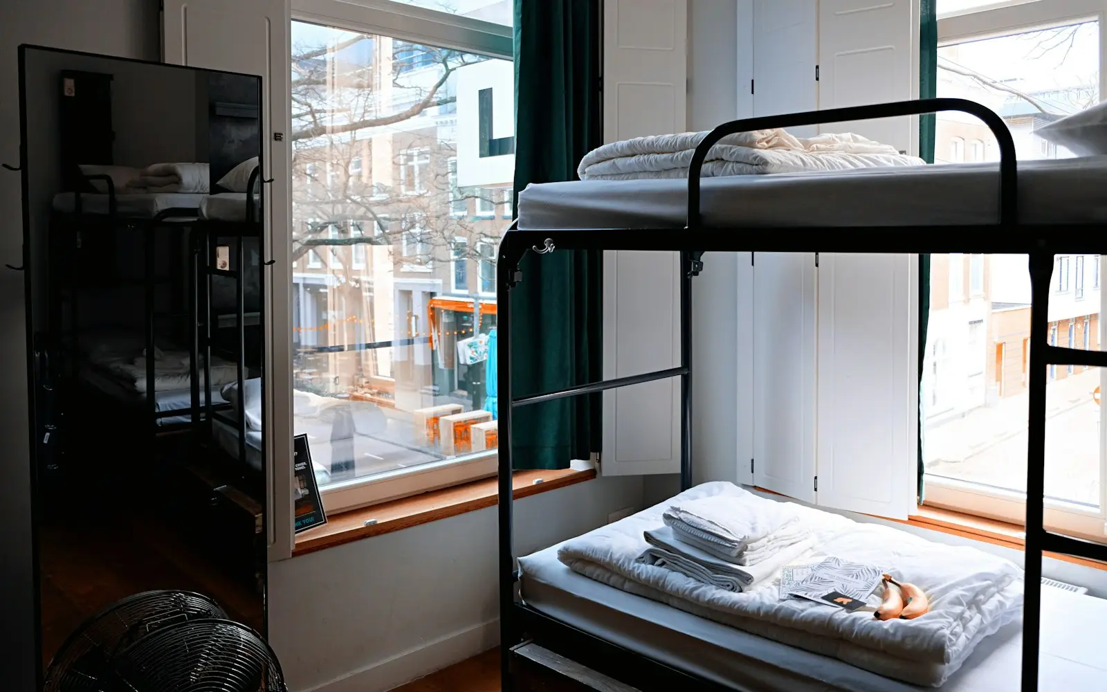 Chambre en résidence universitaire avec lits superposés