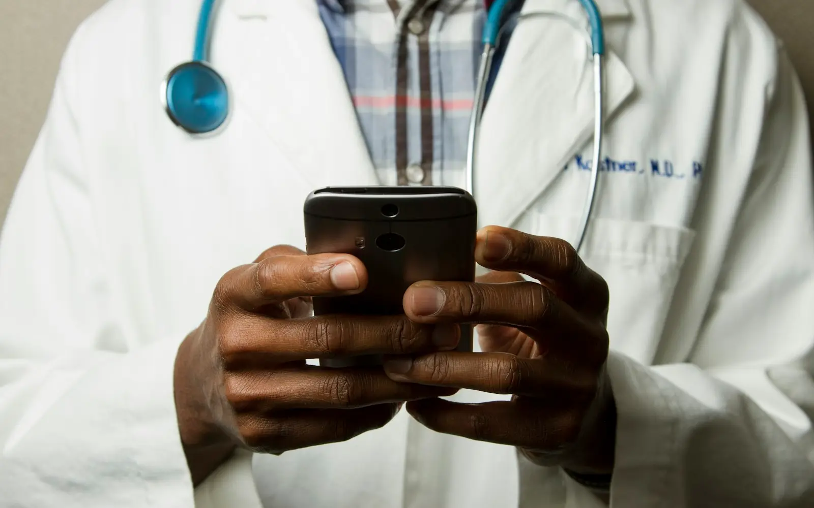Médecin en blouse blanche avec stéthoscope — études de médecine en Russie