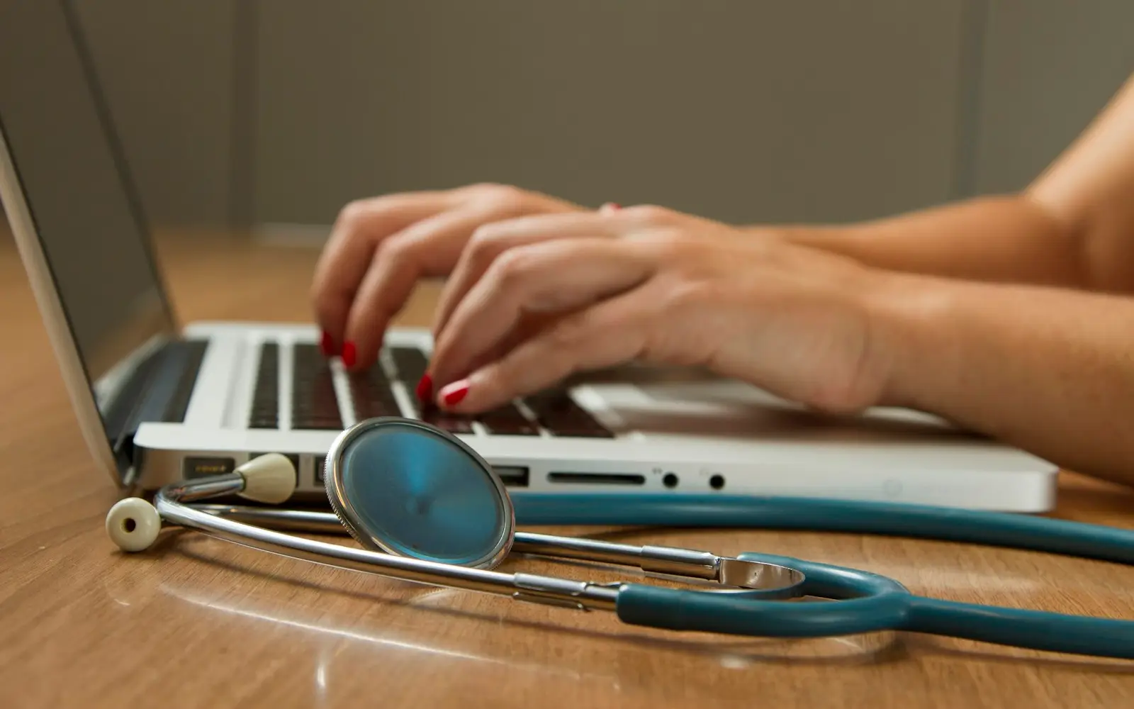 Stéthoscope posé près d’un ordinateur portable — assurance médicale étudiante