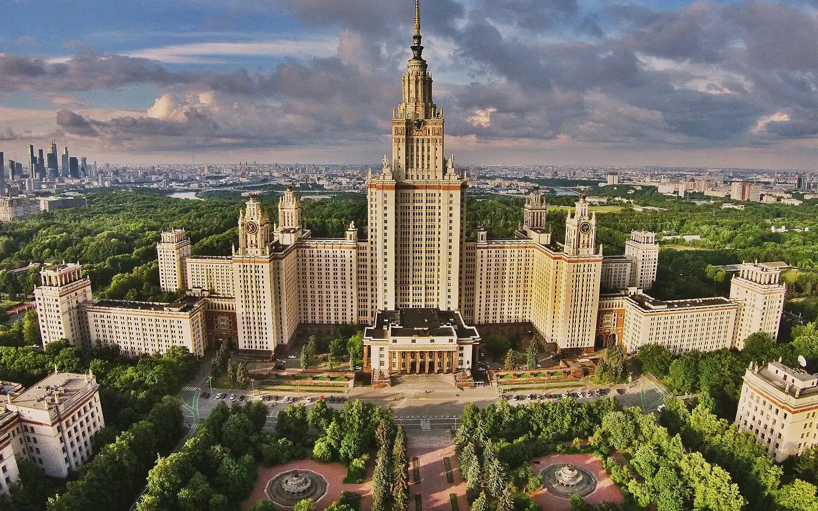 Vue aérienne du bâtiment principal de l'Université d'État de Moscou (MGU)