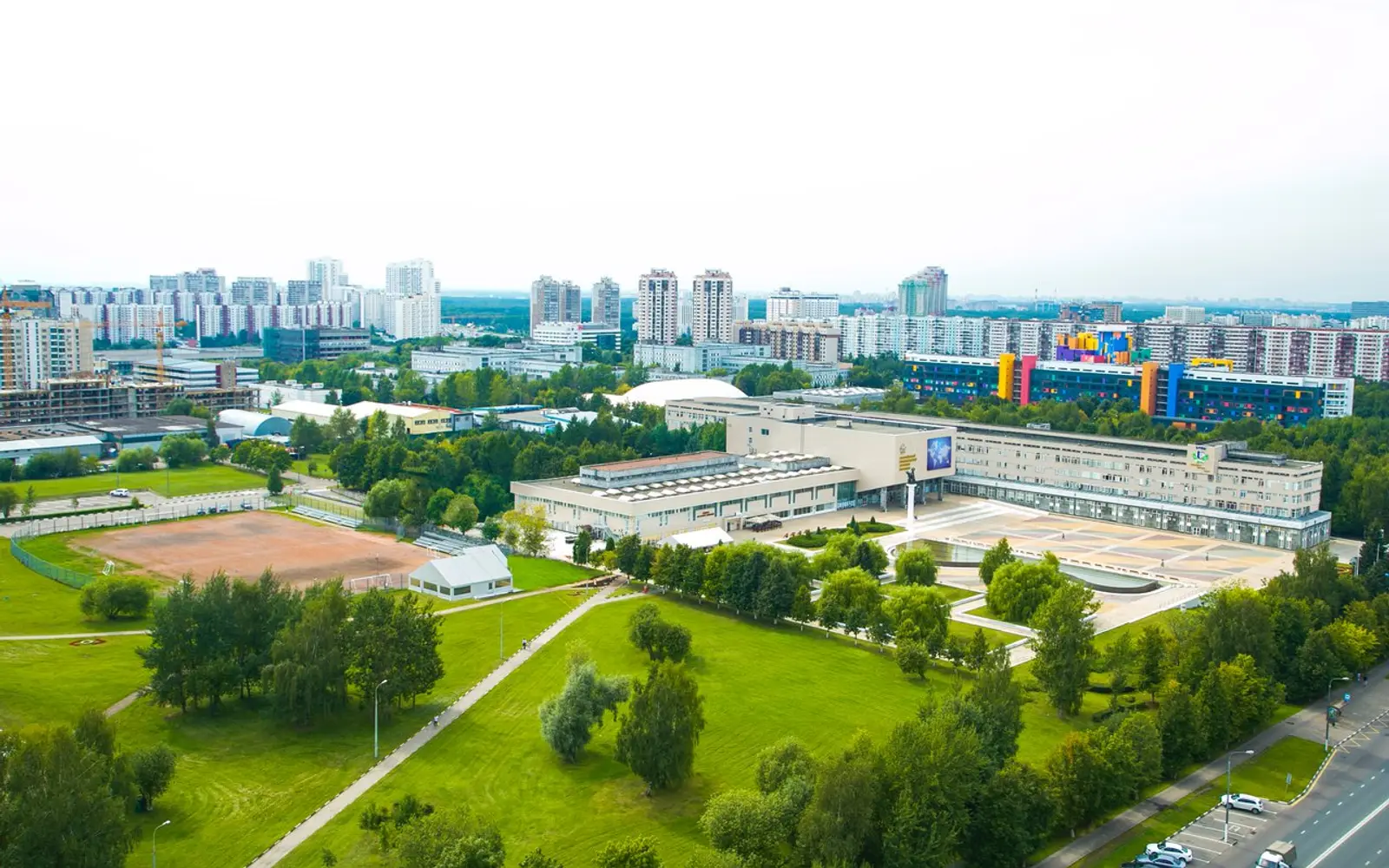 Campus verdoyant de l'Université RUDN (Amitié des Peuples) à Moscou