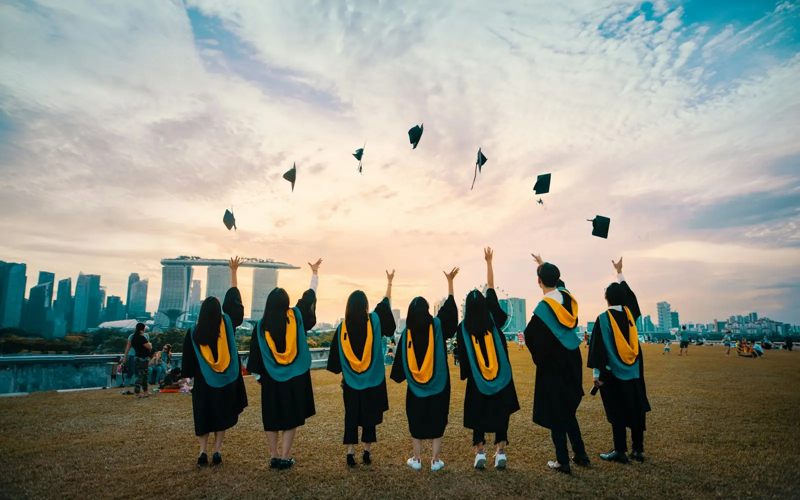 Étudiants diplômés lançant leur toque lors de la remise des diplômes