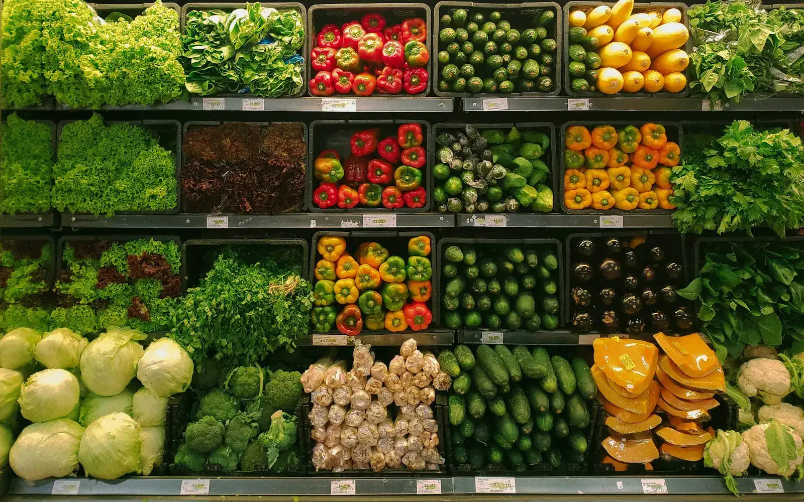 Rayon de fruits et légumes dans un supermarché — courses du quotidien