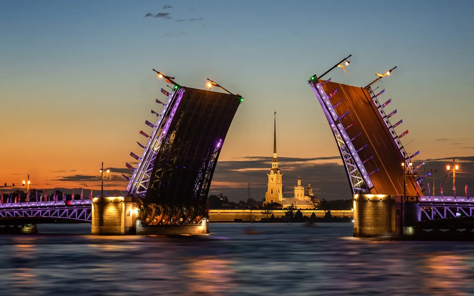 Pont du Palais levé sur la Neva pendant les nuits blanches de Saint-Pétersbourg