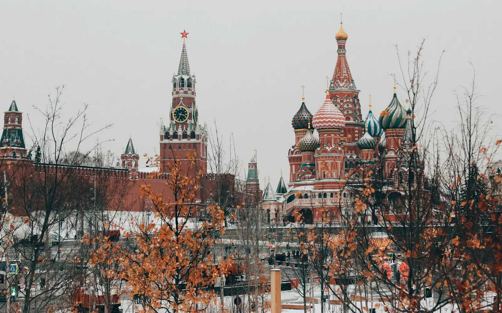 Kremlin de Moscou et cathédrale Saint-Basile sous la neige